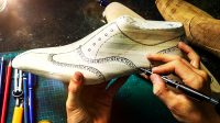cara melukis sepatu dengan cat akrilik